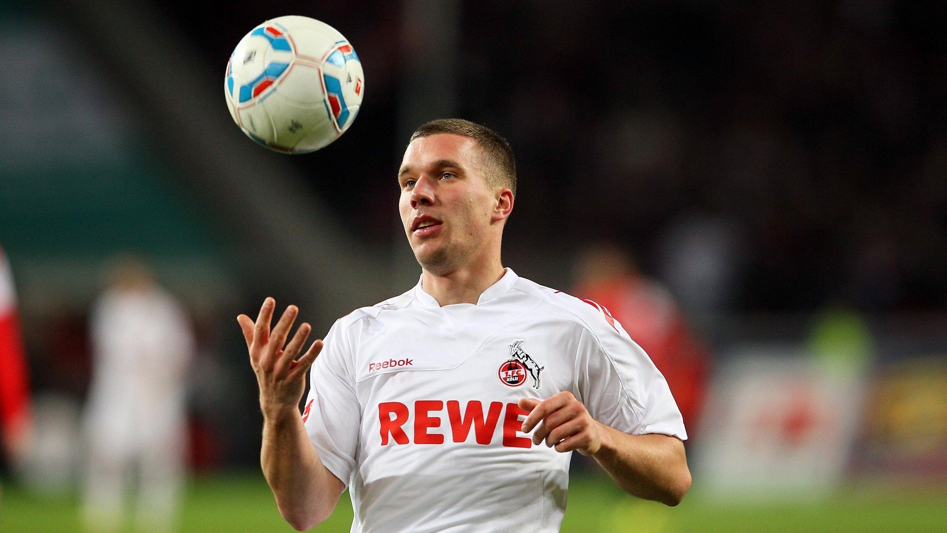 世界杯社媒挑战赛促进球迷互动参与,一家报社推出了世界杯赛专版,对赛果进行预测